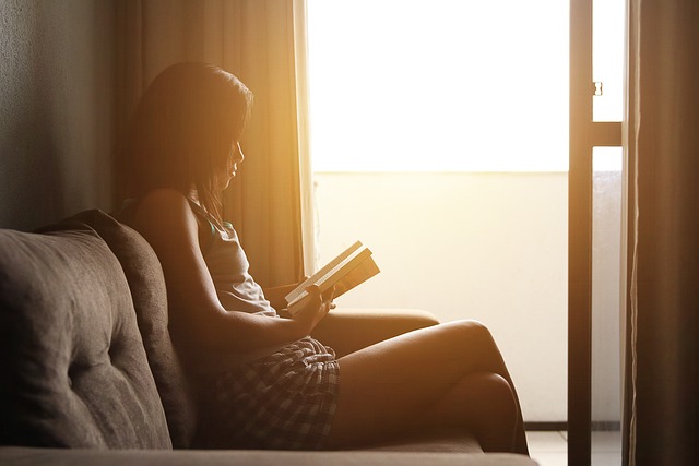 本を読む女性