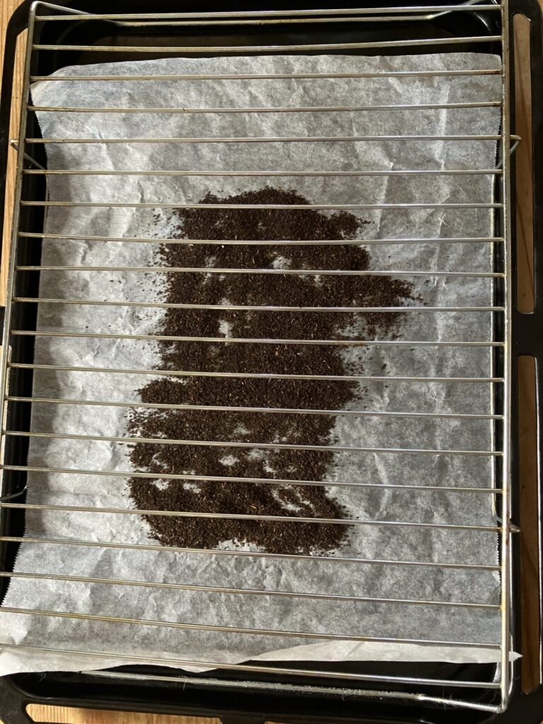 オーブンシートの上に茶葉を敷いて網を載せたオーブン皿