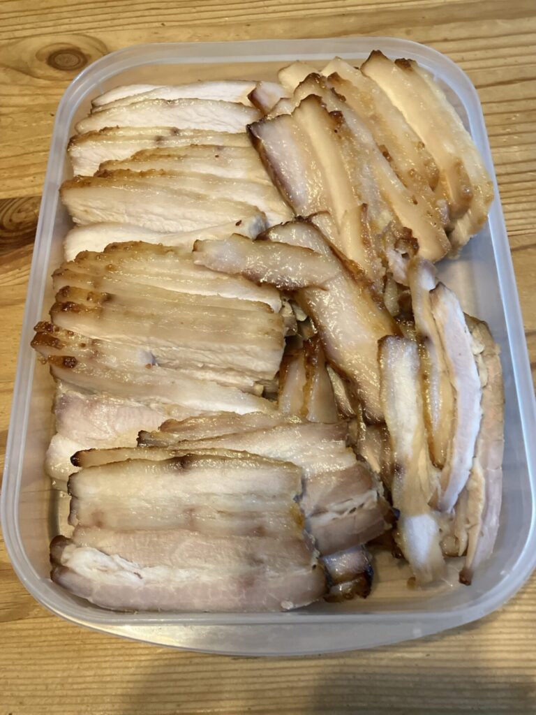 スライスした自家製ベーコン