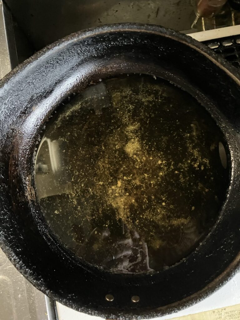 じゃがいも皮を揚げた後の油
