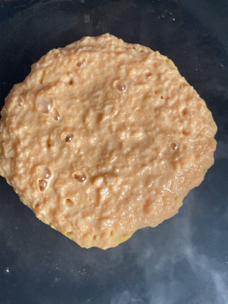 フライパンで焼いているにんじんパンケーキ