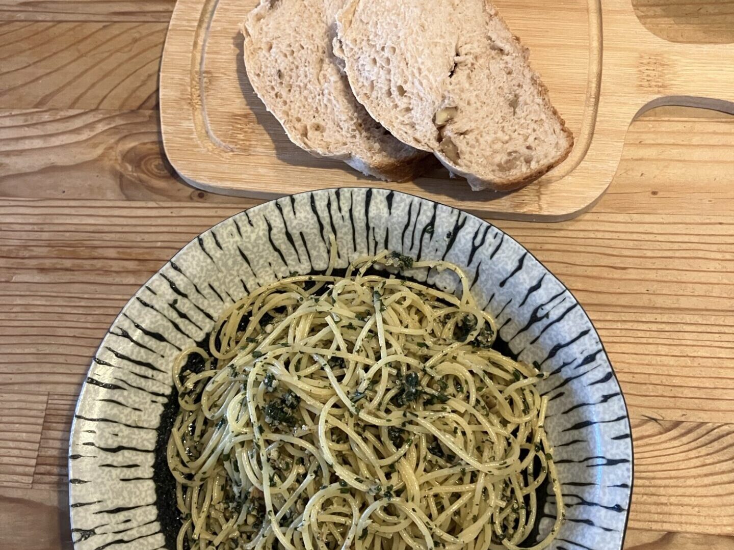 大葉ジェノベーゼパスタ、全粒粉パンとともに