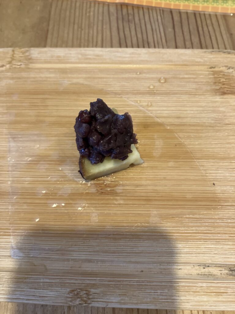 ライスペーパーであんこを包む